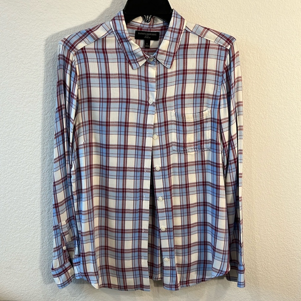 BANANA REPUBLIC long sleeve rayon blue. Red. Cream. Plaid Button Down. WOMENS LG